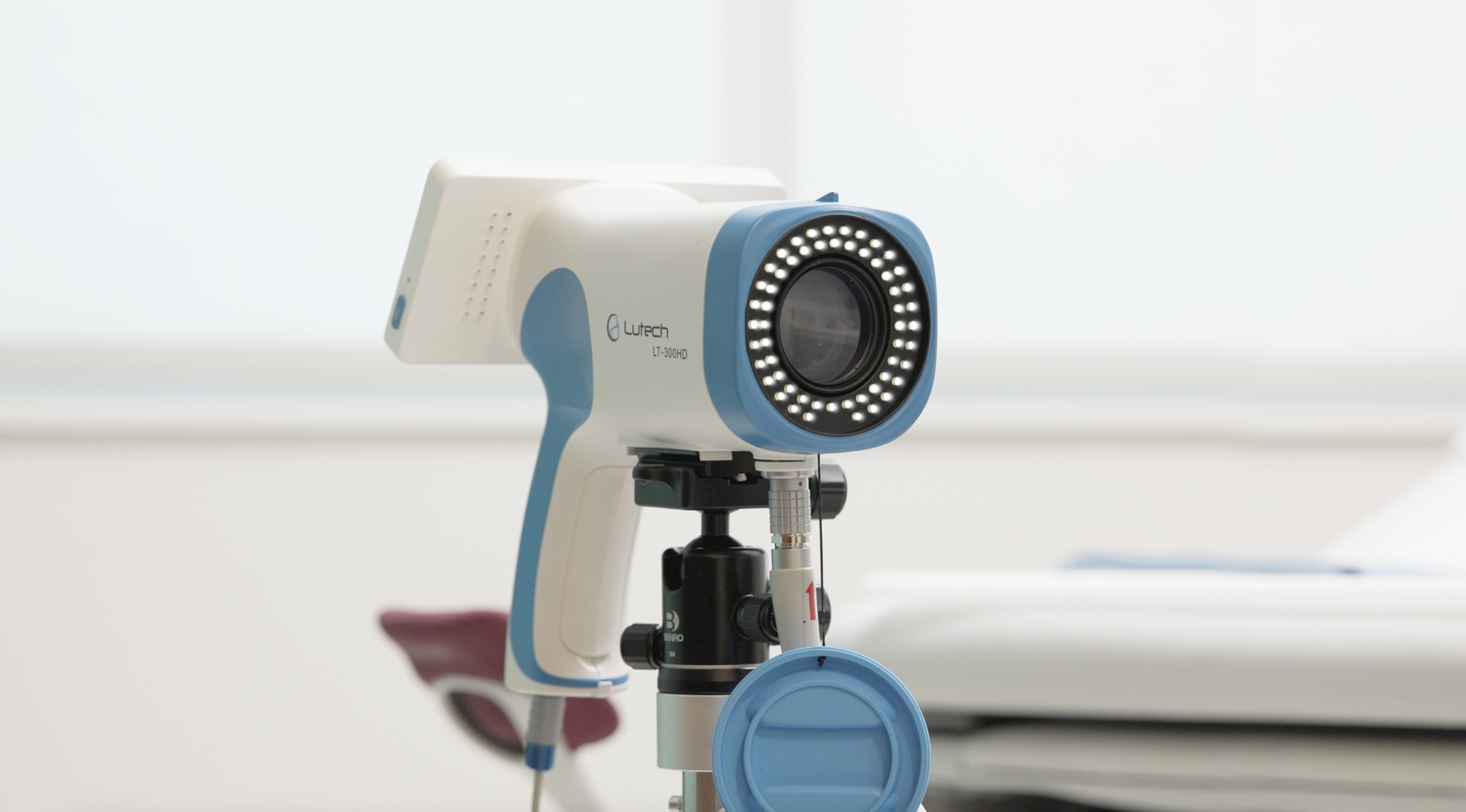 LT-300HD_colposcope_lit-hero