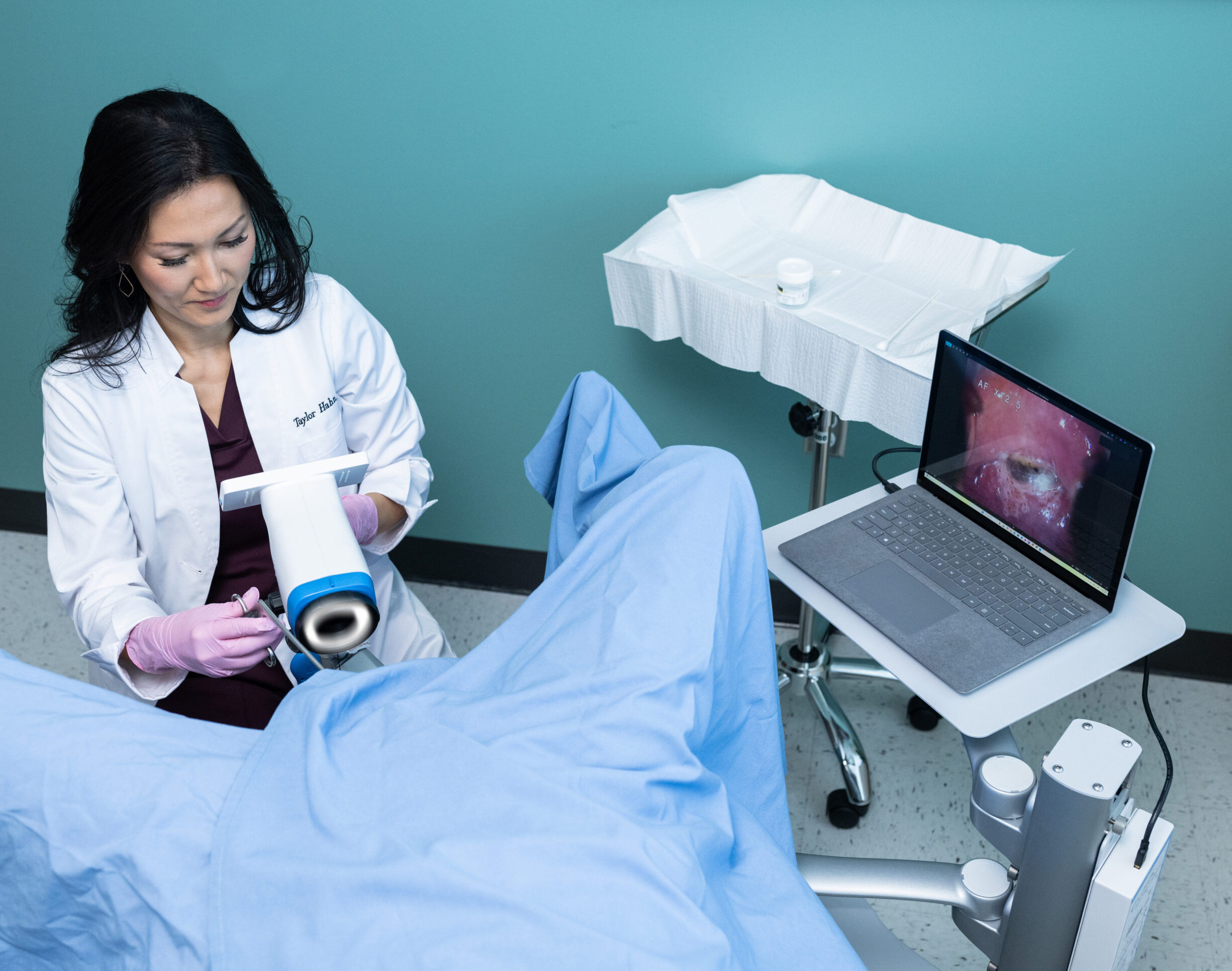 LT-300HD colposcope connected to laptop